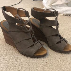 Gray neutral wedges
